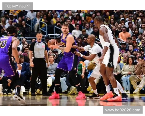 东契奇砍下三双里夫斯高效贡献 湖人鏖战险胜热火迎关键胜利 东契奇砍下三双里夫斯高效贡献 湖人鏖战险胜热火迎关键胜利